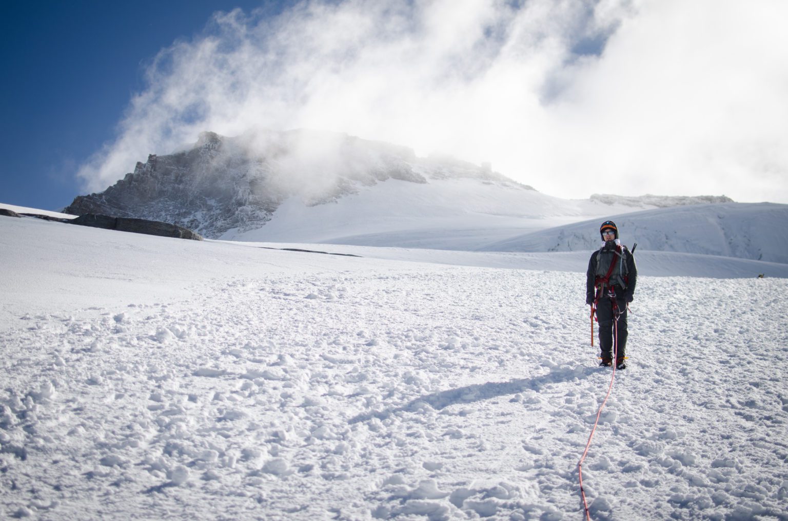 Mężczyzna stoi na lodowcu Gran Paradiso