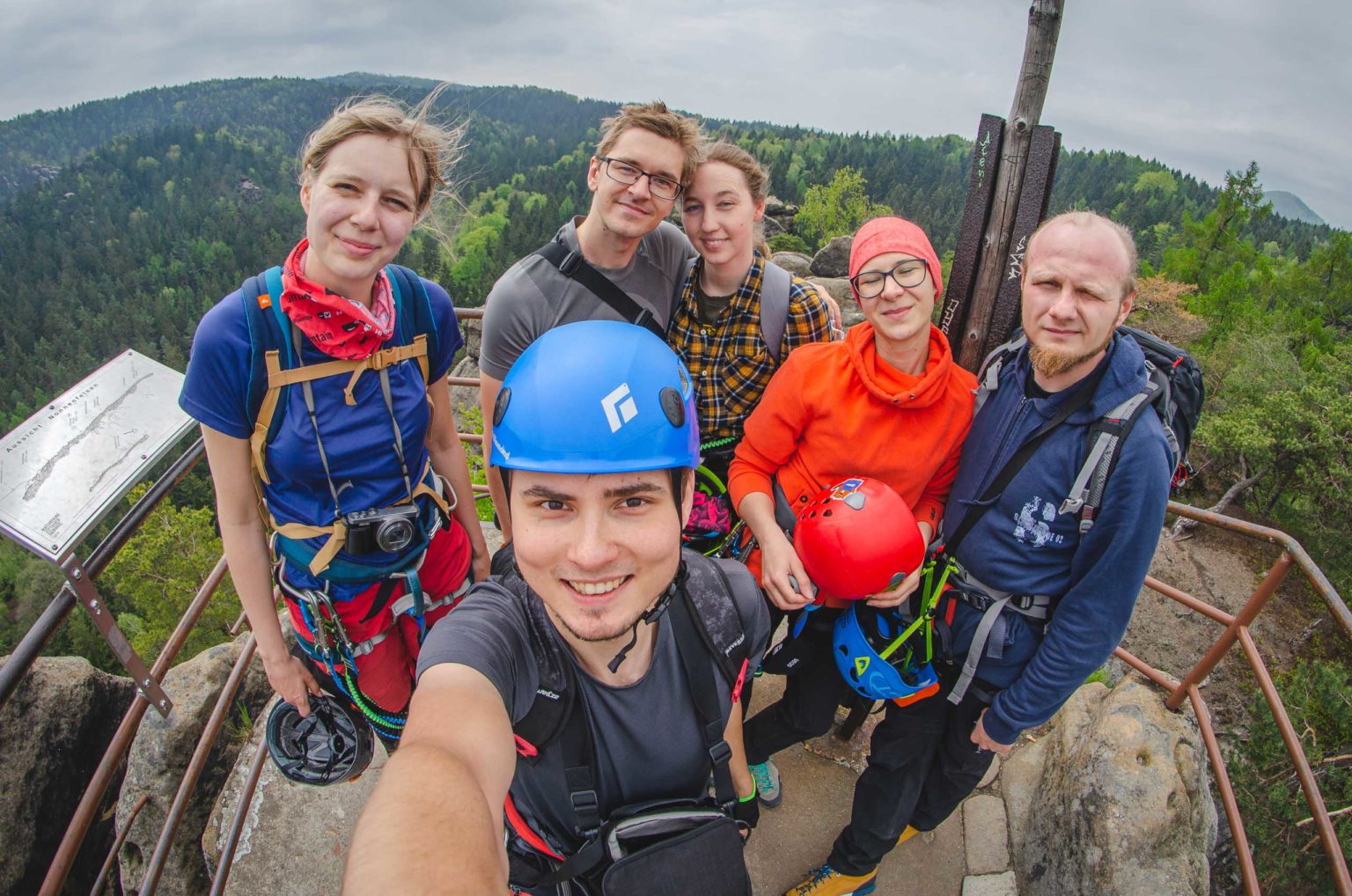Selfie grupy osób na ferracie Nonnensteig