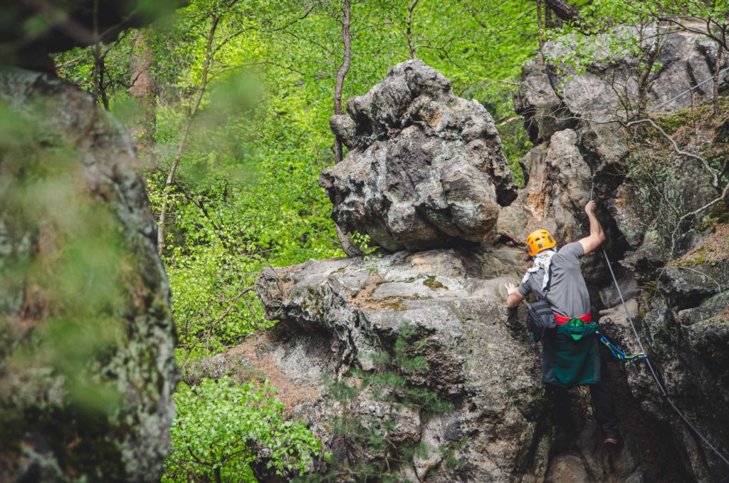 Mężczyzna wspina się po skałach - Ferrata Nonnensteig