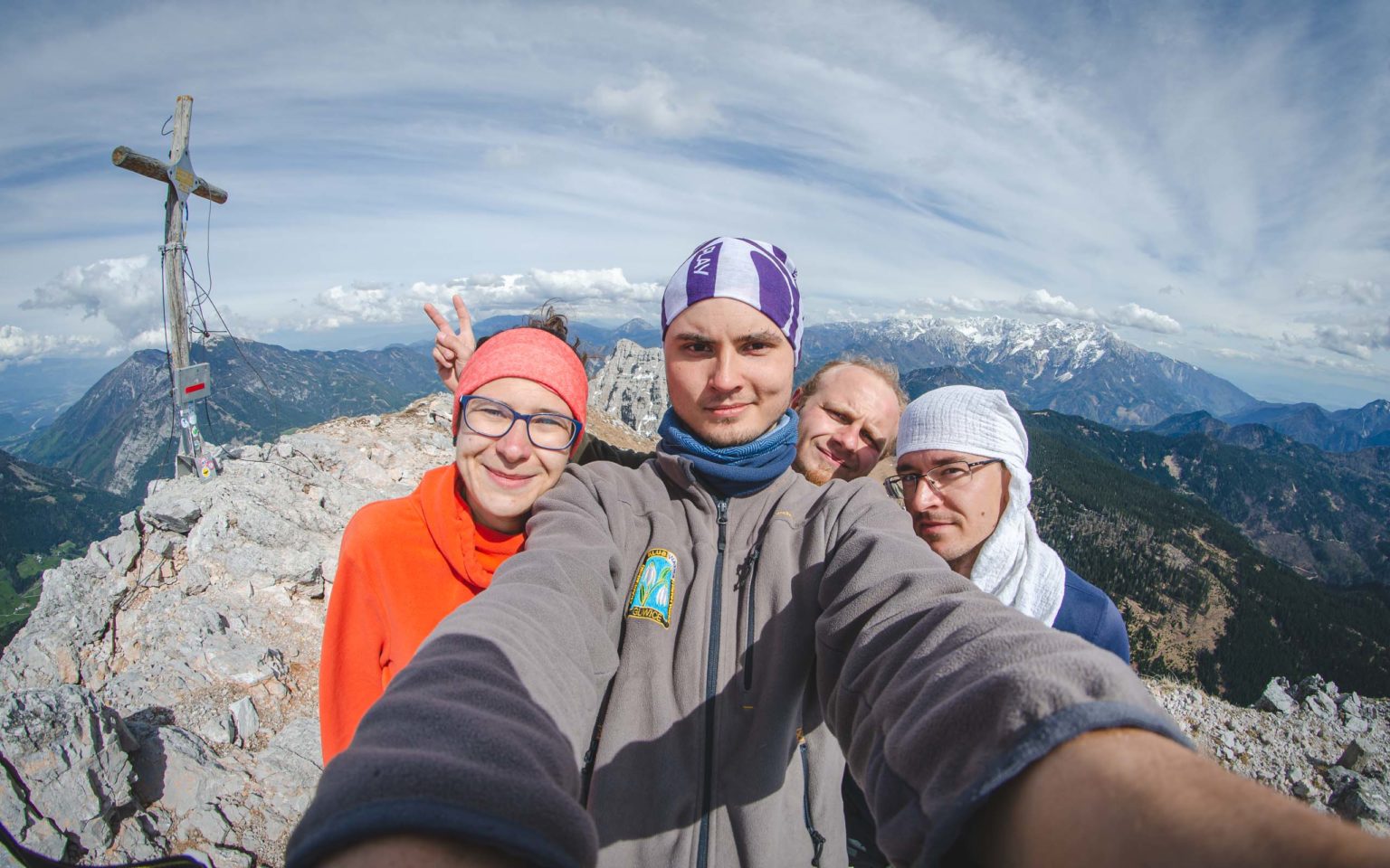 Grupa osób robi selfie na szczycie