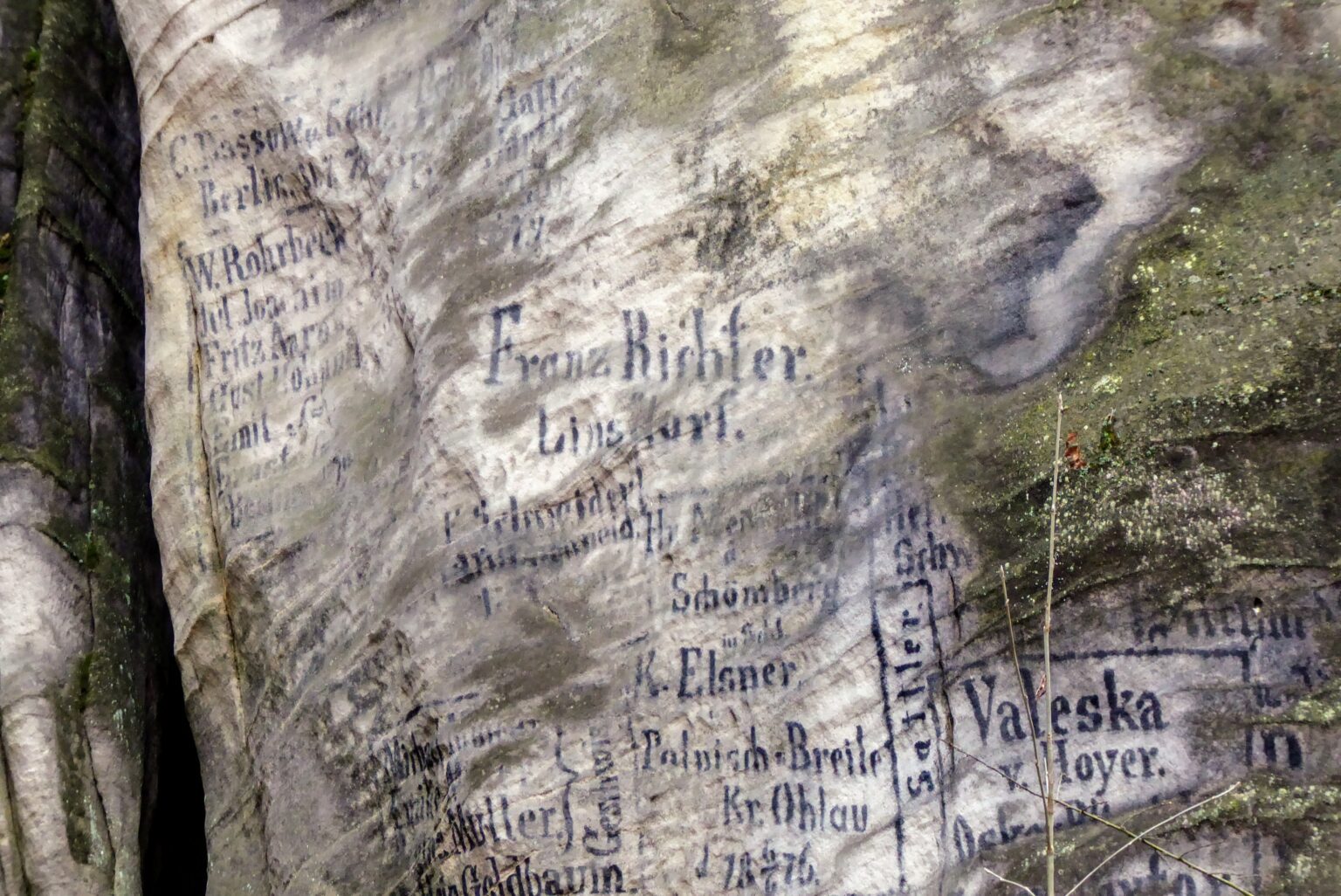 Podpisy turystów na skałach