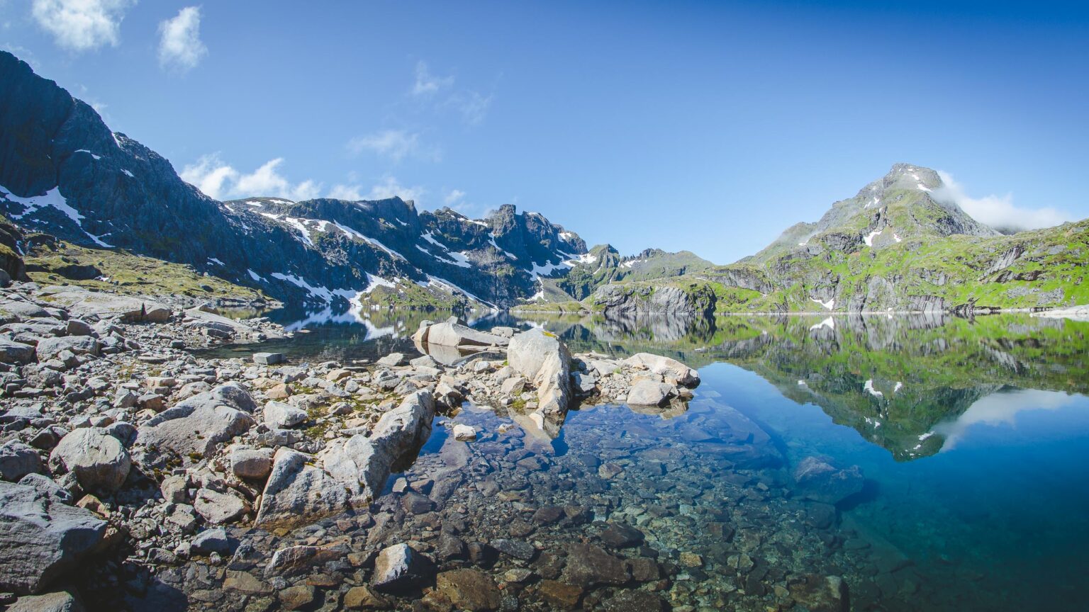 Jezioro i góry na Lofotach