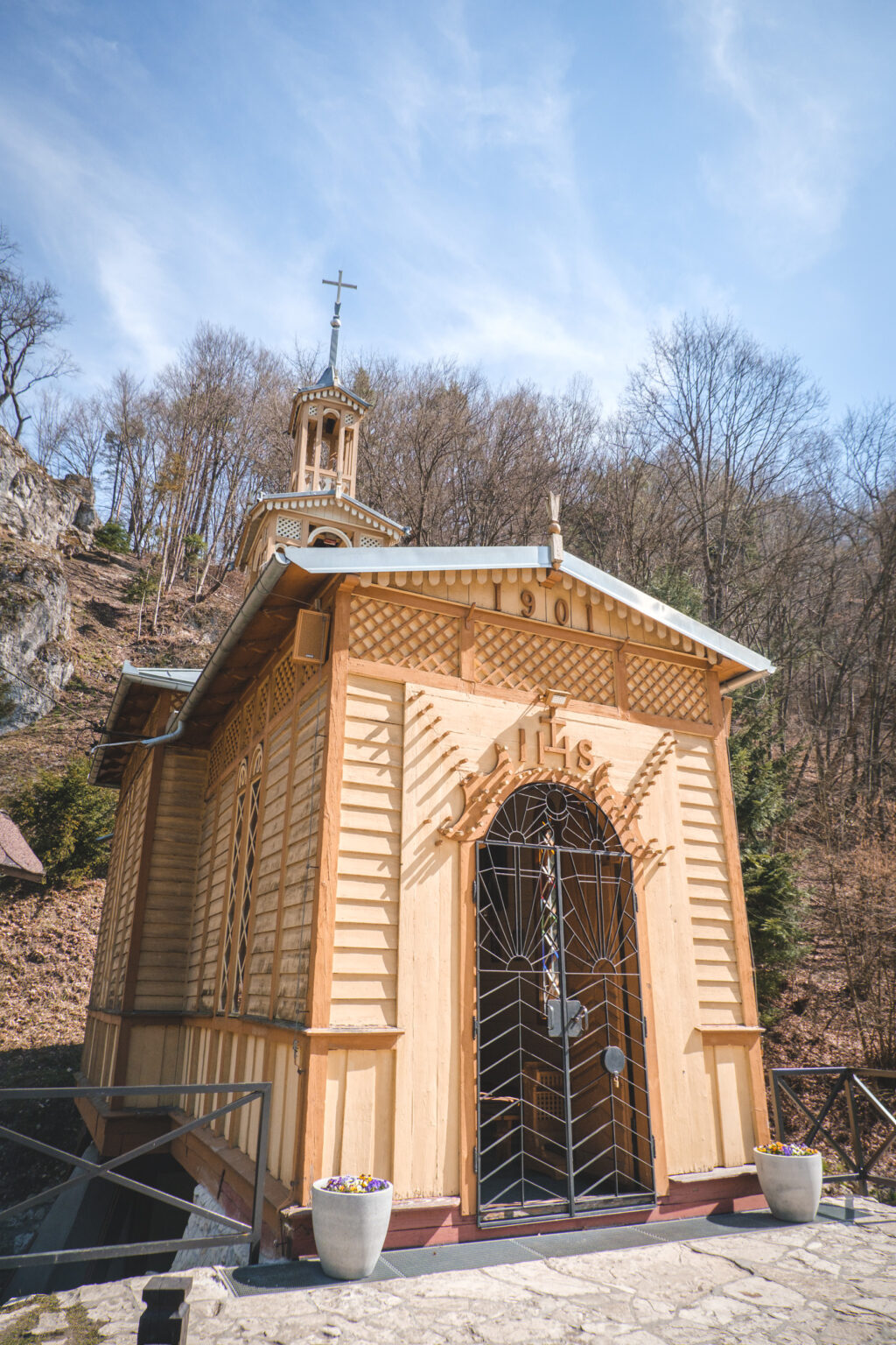 Kaplica na Wodzie na szlaku rowerowym w Ojcowskim Parku Narodowym
