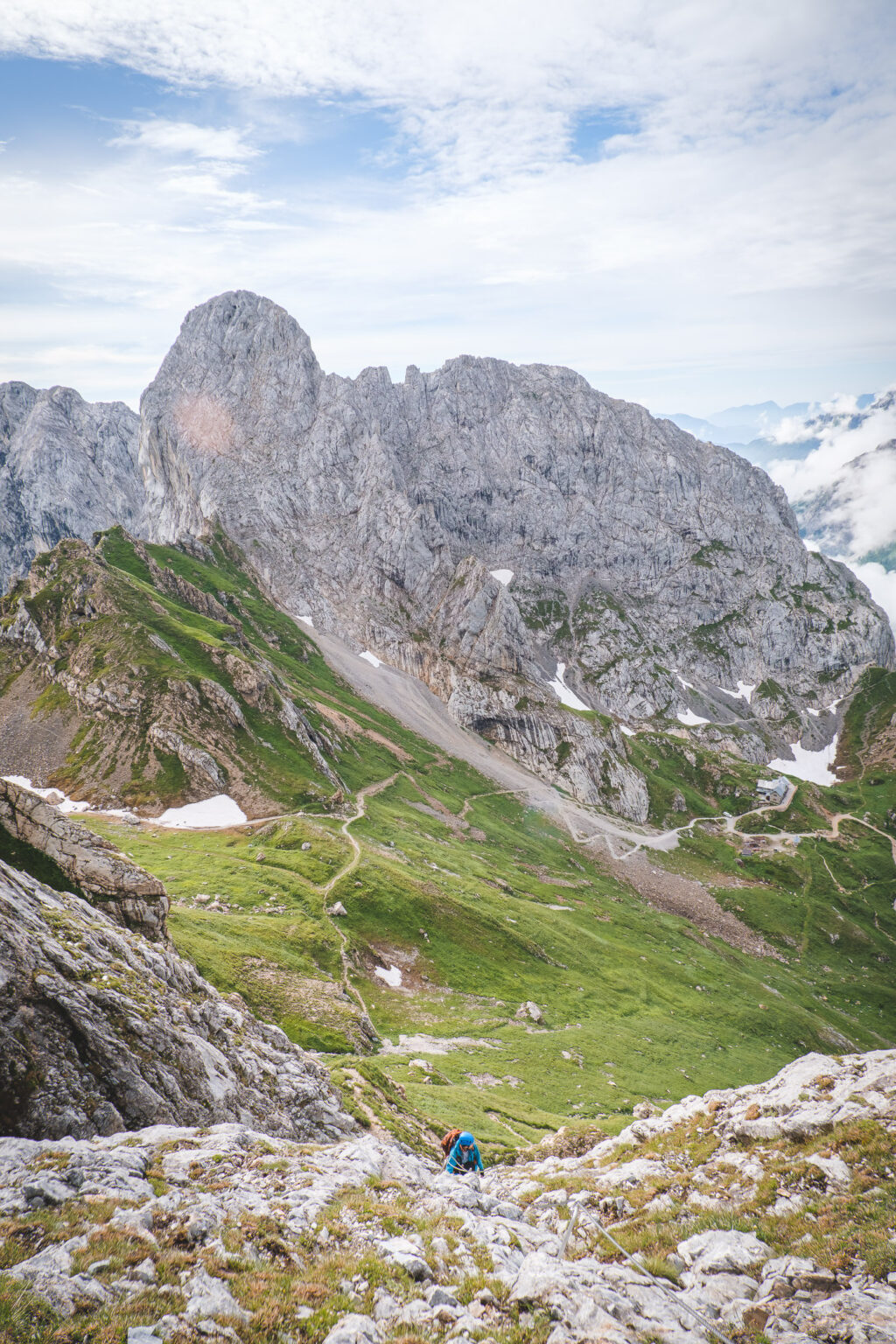 Błażej przechodzi ferratę Sartor, w tle Monte Chiadenis i Alpy Karnickie