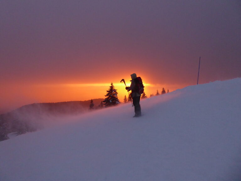 Wielka Planina zimą. Na zdjęciu Czaki, w tle zachód słońca
