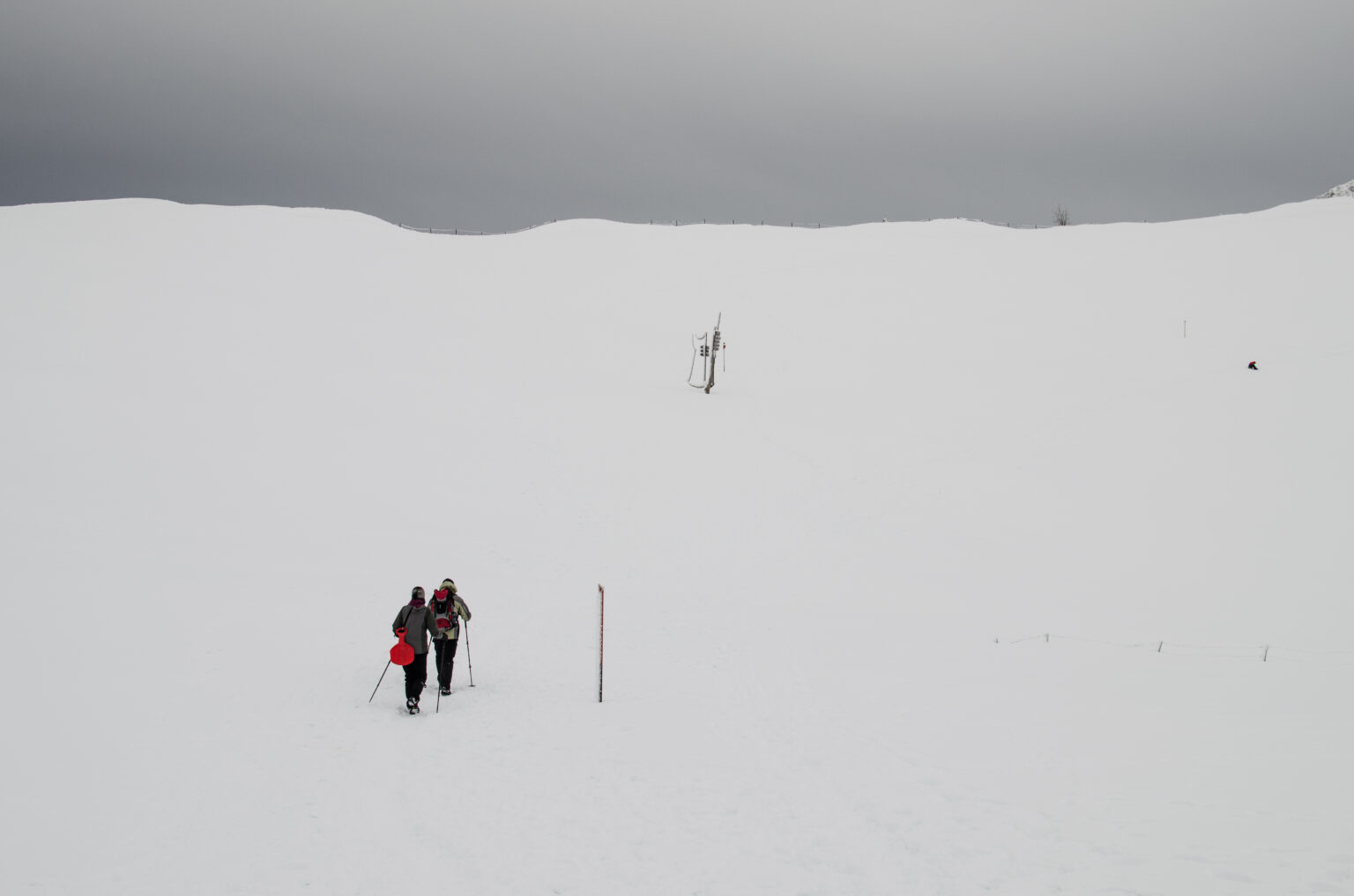 Dwoje turystów idzie szlakiem po zaśnieżonym płaskowyżu