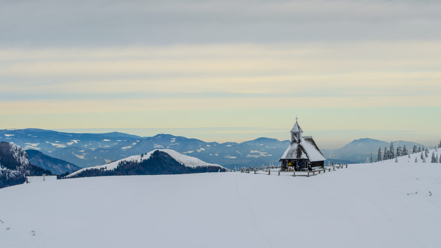 Kaplica na Wielkiej Planinie w śniegu