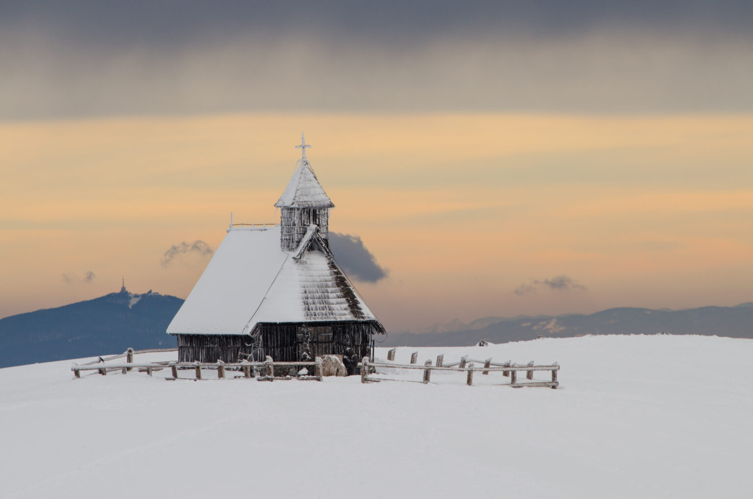Na zdjęciu widać ośnieżoną kaplicę Matki Bożej Śnieżnej