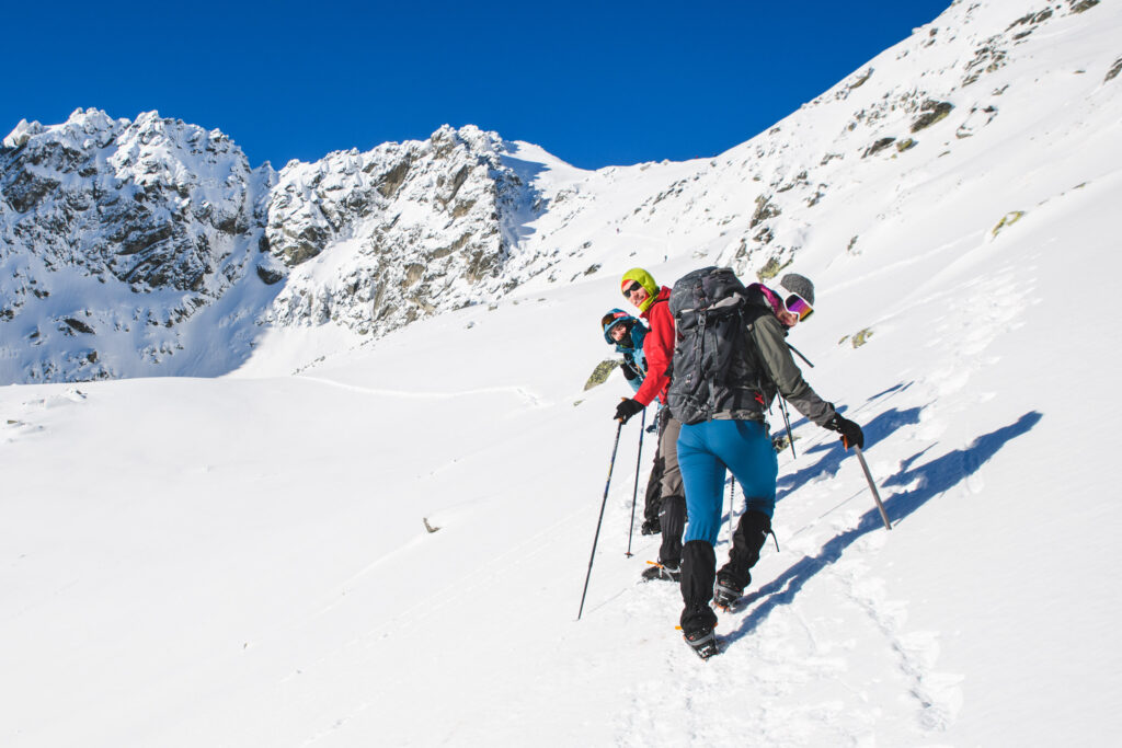 Turyści na szlaku na Szpiglasowy Wierch zimą