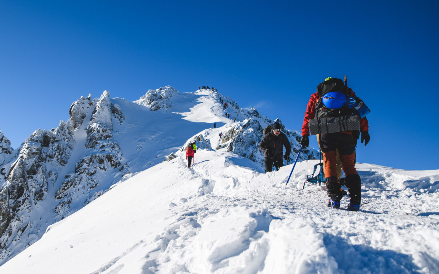 Turyści w drodze na szczyt Szpiglasowego Wierchu