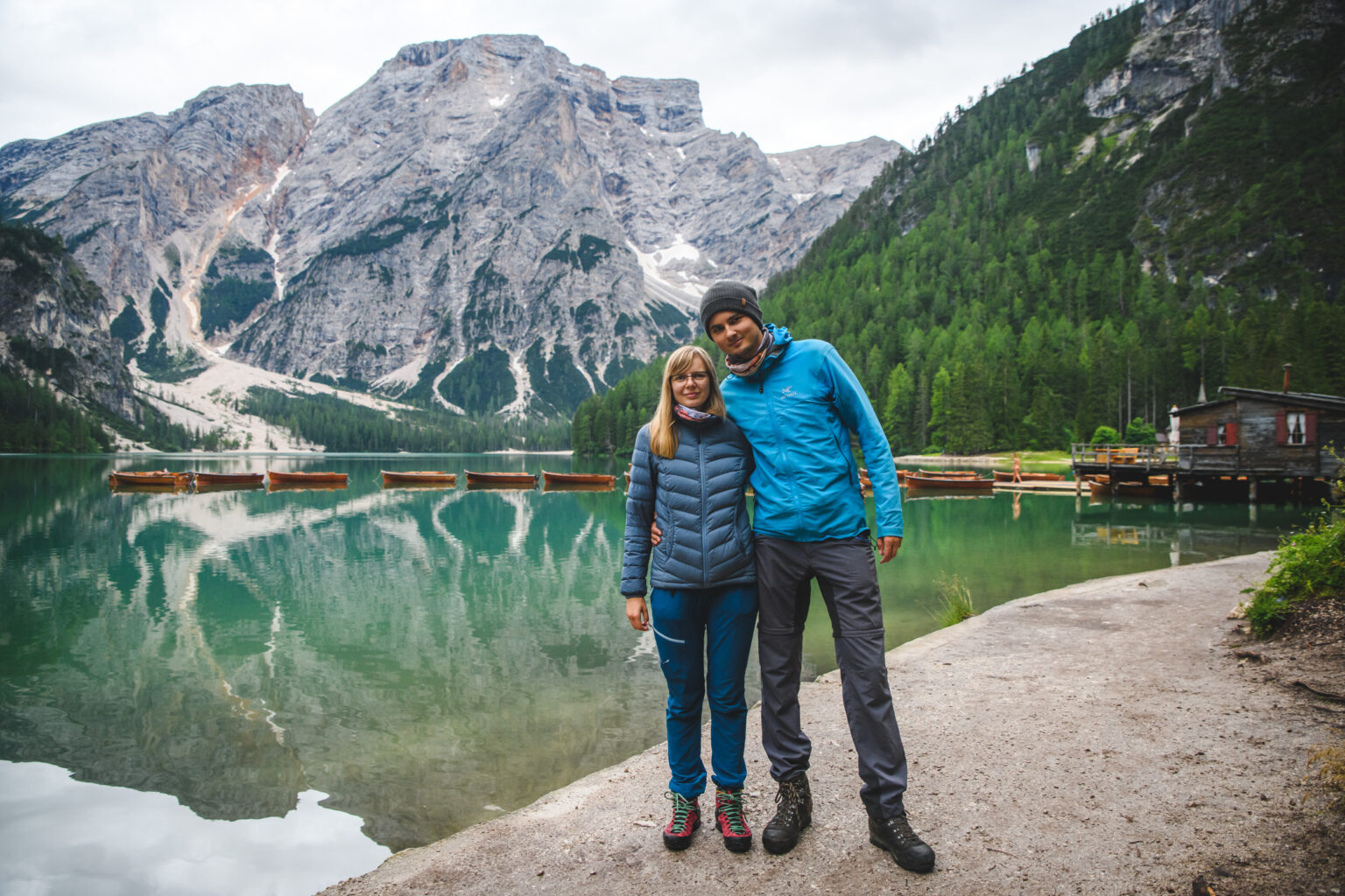 Turyści na brzegu Lago di Braies, w tle Dolomity