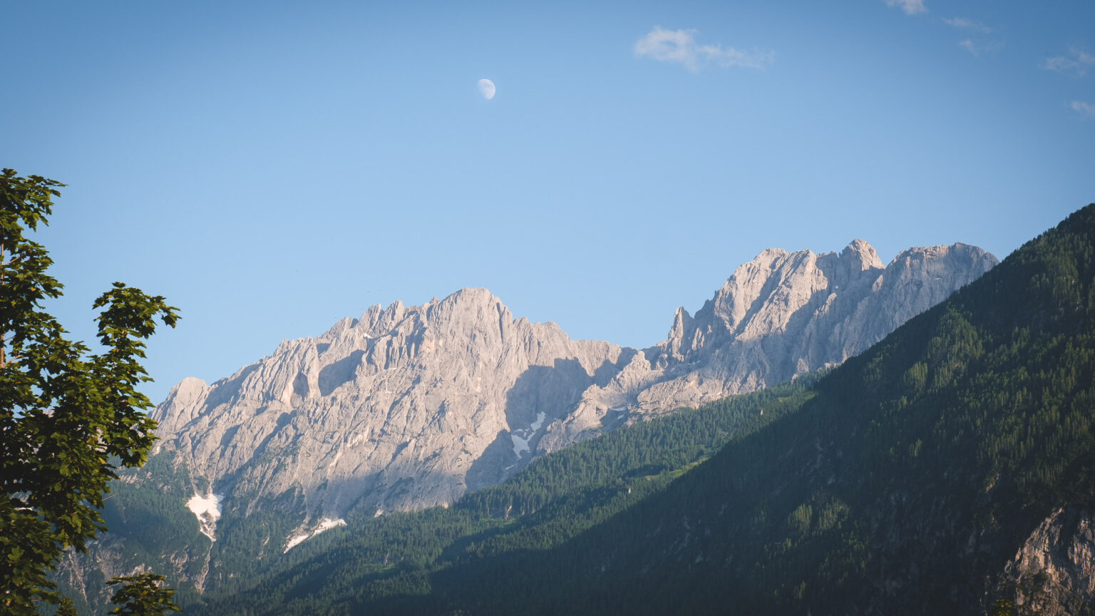 Widok na Alpy Gailtalskie, nad górami księżyc