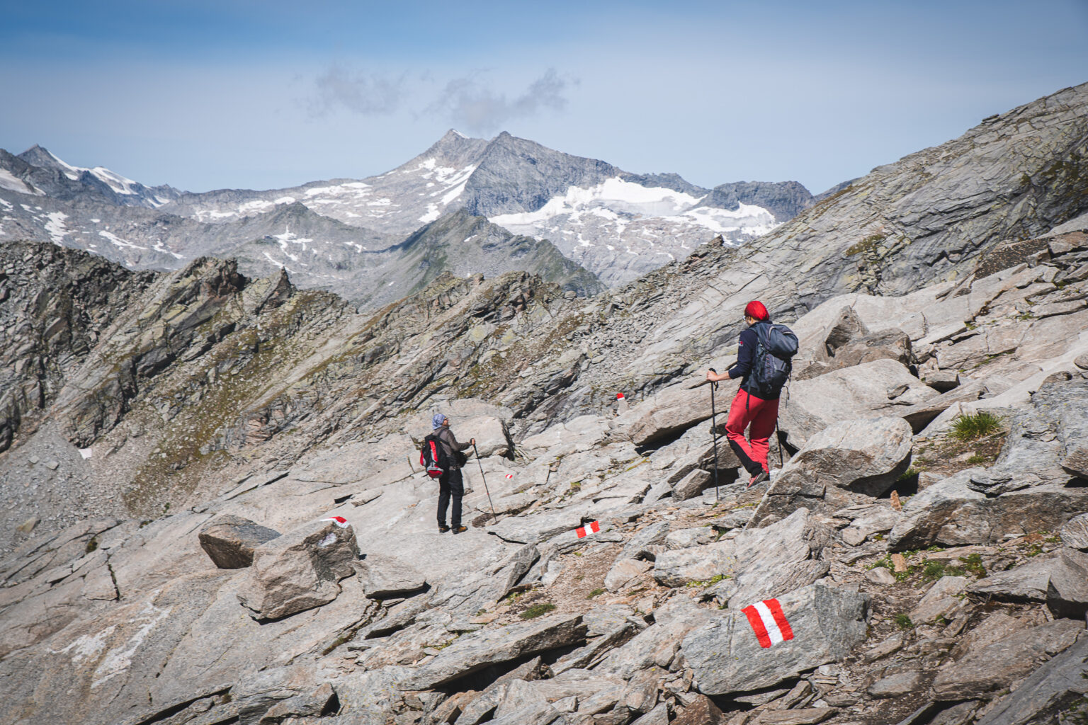 Turyści na szlaku na Wildenkogel trzytysięcznik alpejski