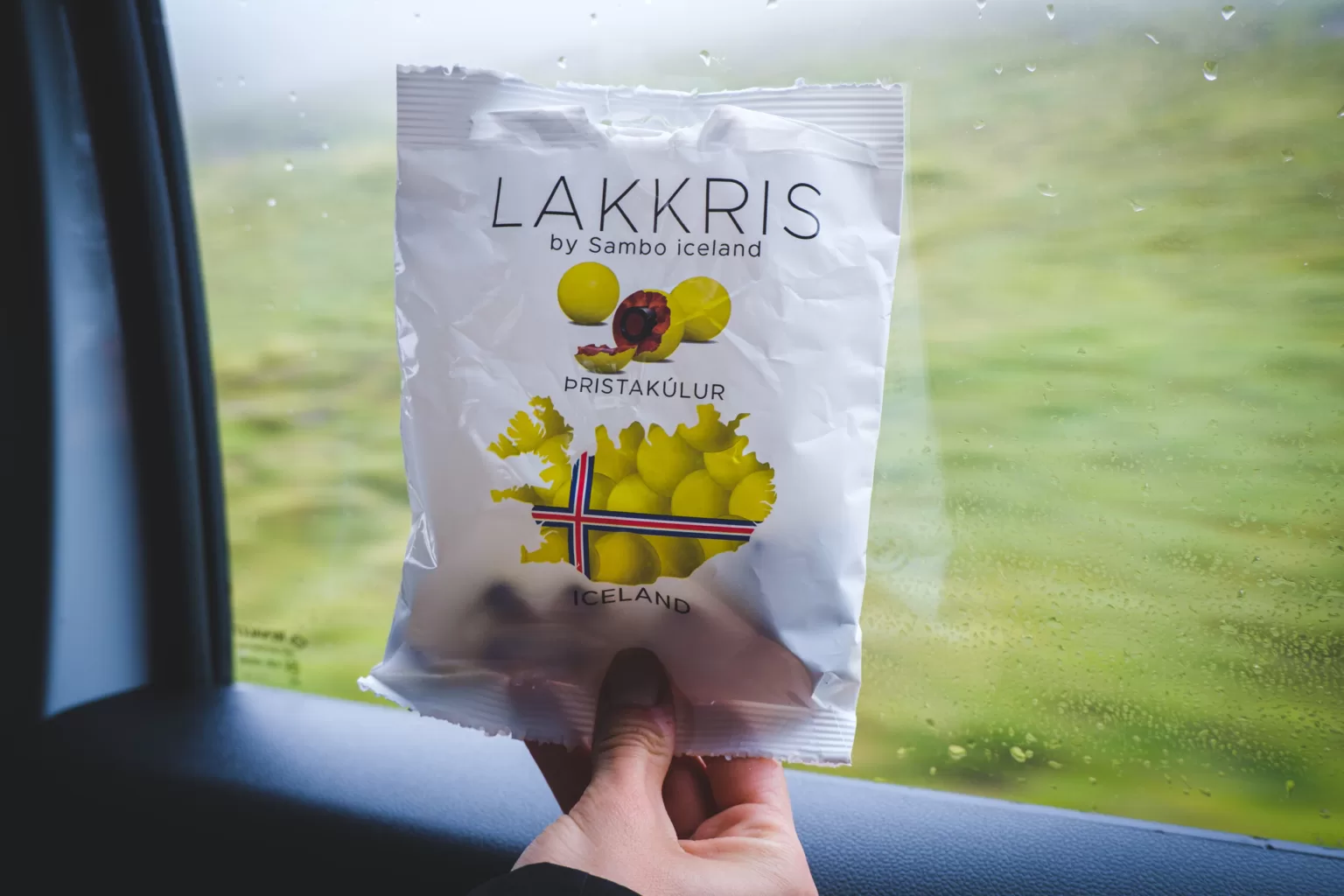 Islandzkie cukierki Lakkris z czekoladą i lukrecją.