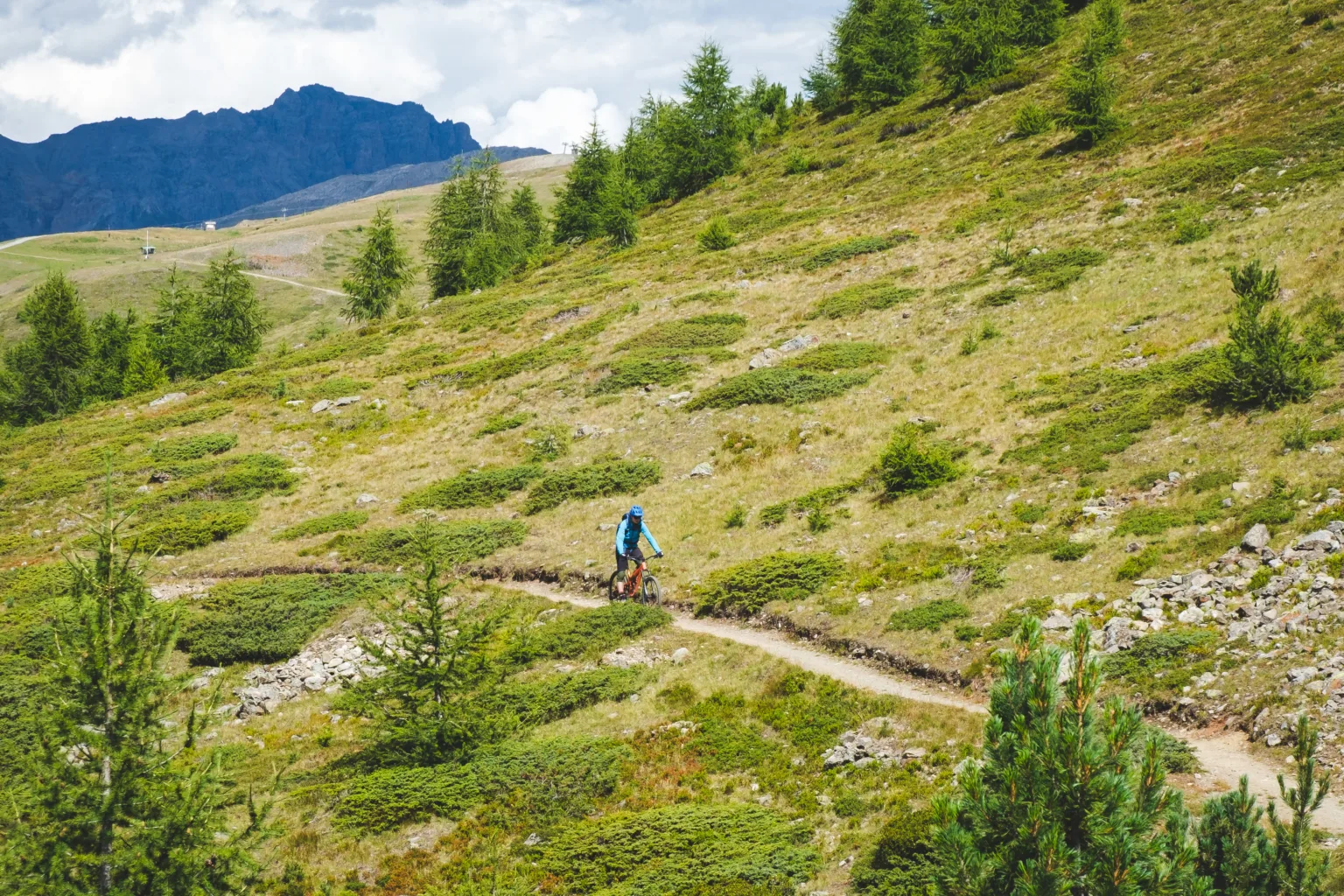 Rowerzysta na szlaku w Alpach